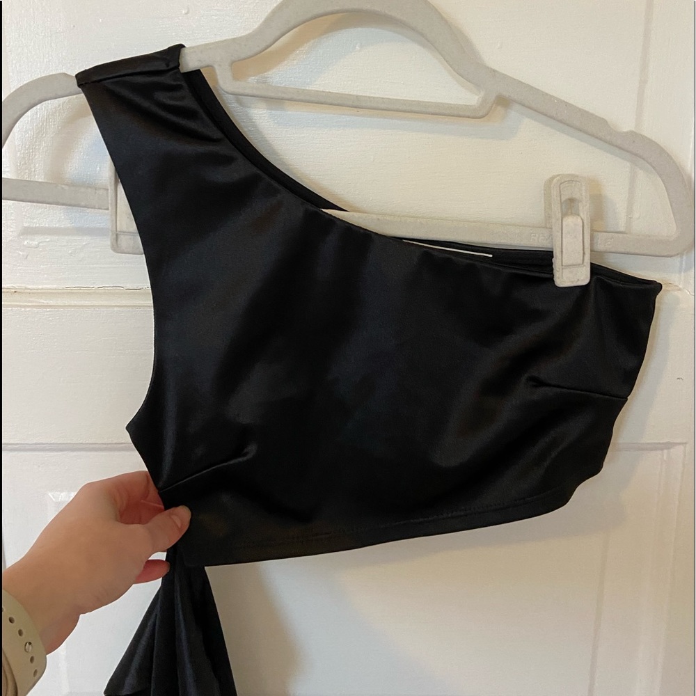 one shoulder crop top